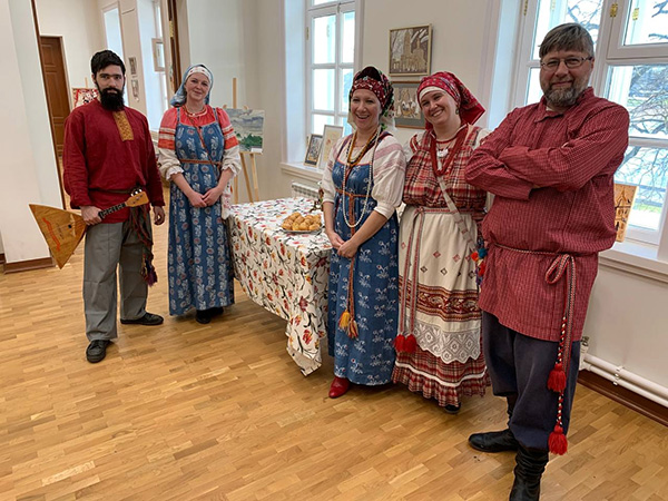 Музейный коллектив «Пушкинская деревня». Пять человек в традиционных русских народных костюмах