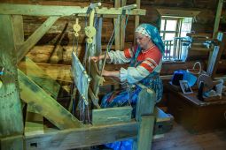 Мастерица за ткацким станком XIX века